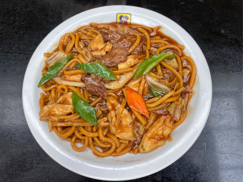 Frango xadrez tradicional com arroz chop suey colorido culinária chinesa